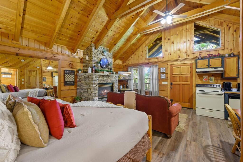 Do Not Disturb - Pigeon Forge Smoky Mountain Studio Cabin, Hot Tub, Fireplace Ngoại thất bức ảnh