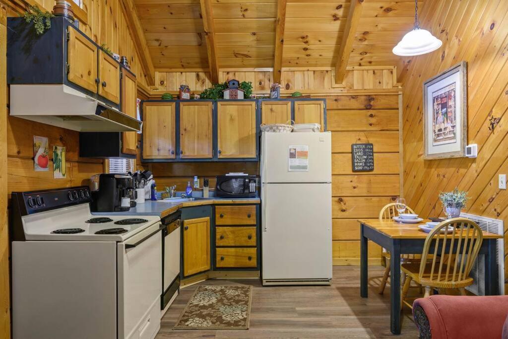 Do Not Disturb - Pigeon Forge Smoky Mountain Studio Cabin, Hot Tub, Fireplace Ngoại thất bức ảnh