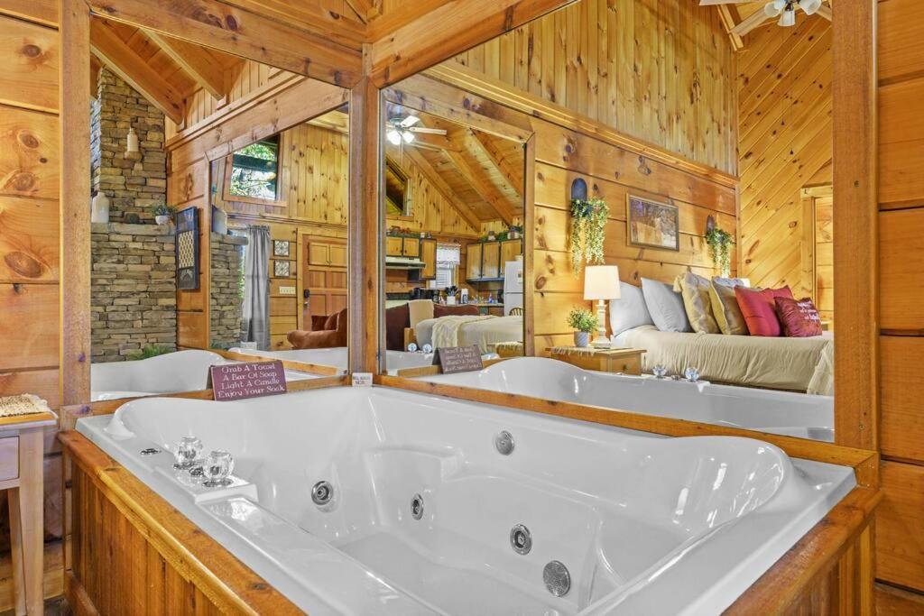 Do Not Disturb - Pigeon Forge Smoky Mountain Studio Cabin, Hot Tub, Fireplace Ngoại thất bức ảnh