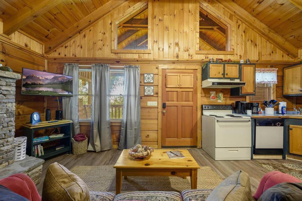Do Not Disturb - Pigeon Forge Smoky Mountain Studio Cabin, Hot Tub, Fireplace Ngoại thất bức ảnh