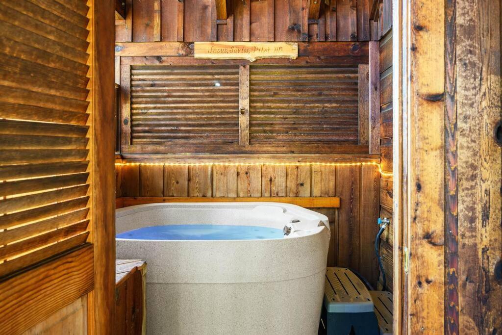 Do Not Disturb - Pigeon Forge Smoky Mountain Studio Cabin, Hot Tub, Fireplace Ngoại thất bức ảnh