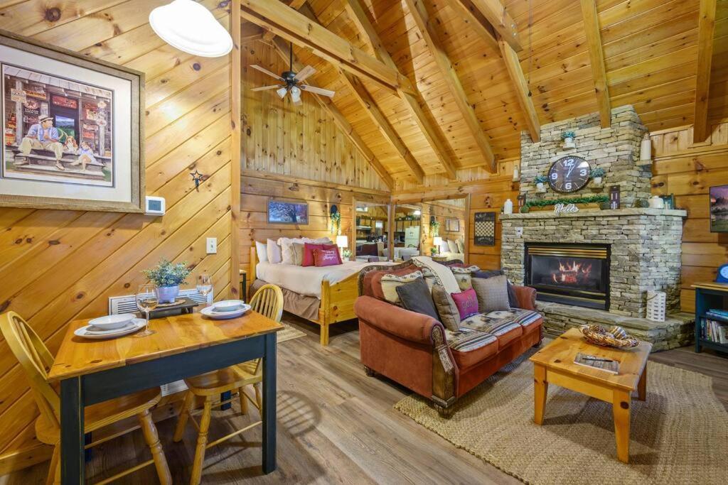 Do Not Disturb - Pigeon Forge Smoky Mountain Studio Cabin, Hot Tub, Fireplace Ngoại thất bức ảnh