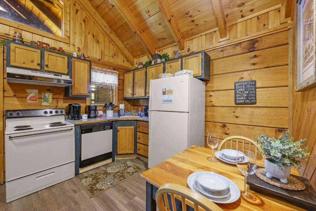 Do Not Disturb - Pigeon Forge Smoky Mountain Studio Cabin, Hot Tub, Fireplace Ngoại thất bức ảnh