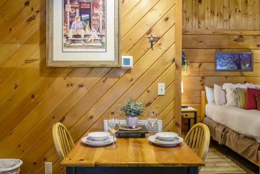 Do Not Disturb - Pigeon Forge Smoky Mountain Studio Cabin, Hot Tub, Fireplace Ngoại thất bức ảnh
