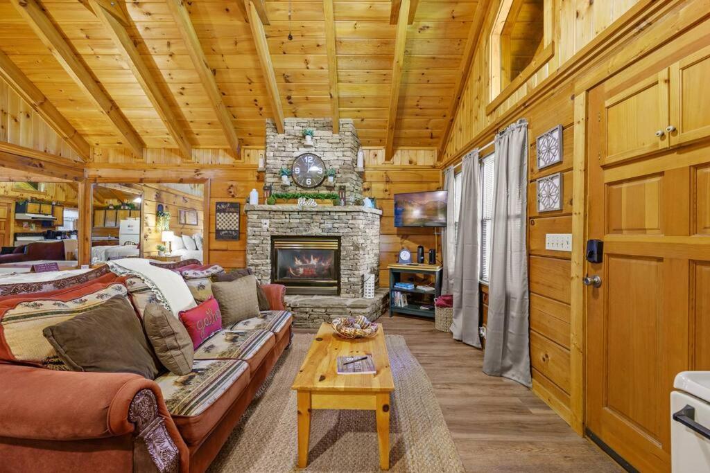 Do Not Disturb - Pigeon Forge Smoky Mountain Studio Cabin, Hot Tub, Fireplace Ngoại thất bức ảnh