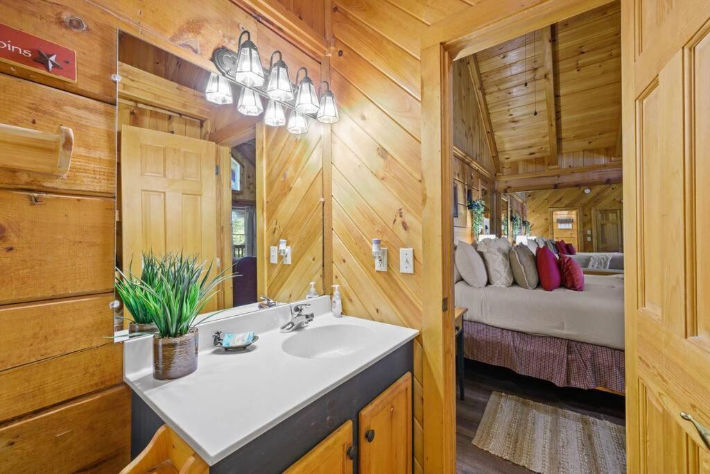 Do Not Disturb - Pigeon Forge Smoky Mountain Studio Cabin, Hot Tub, Fireplace Ngoại thất bức ảnh